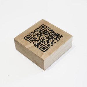 Taco QR madera nogal