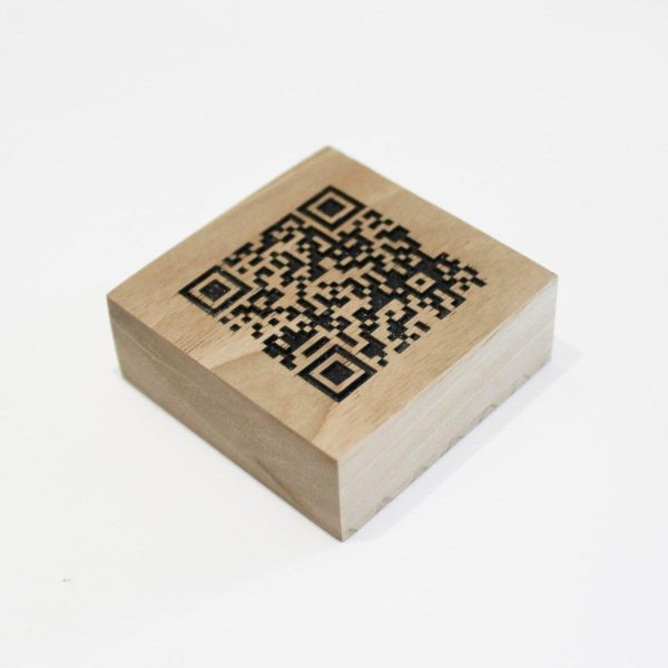Taco QR madera nogal